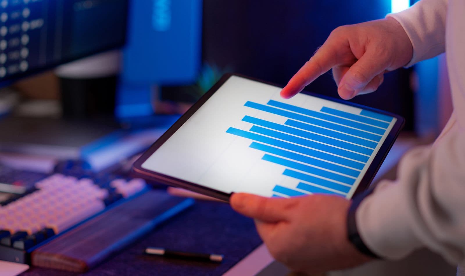 Pessoa a analisar dados num tablet